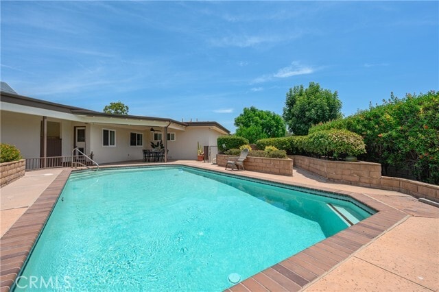 Building Photo - 2328 E Vine Ave