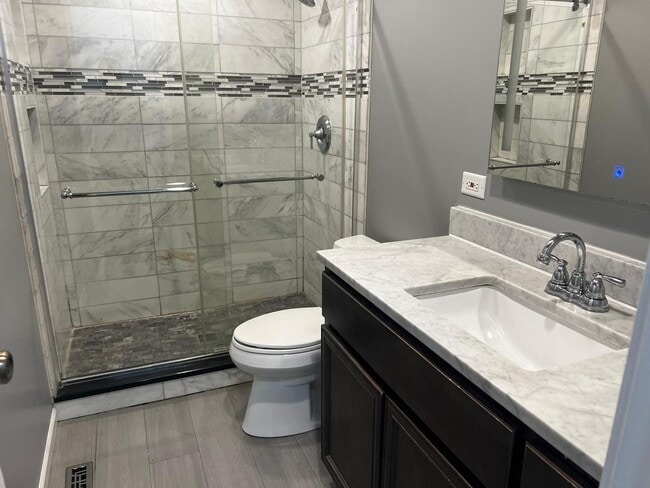 Building Photo - 717 E Clarendon Dr