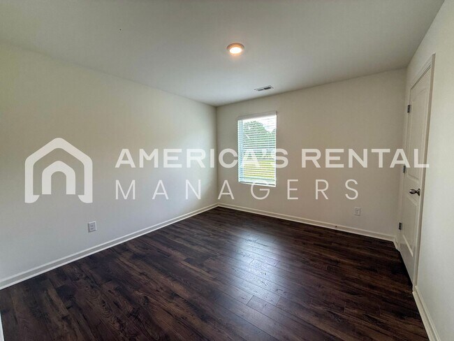Building Photo - Move-in Special! Beautiful 5 Bed, 2 Bath h...