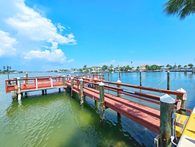 Building Photo - Fully Furnished 2 Bedroom 2 Bath St. Pete ...