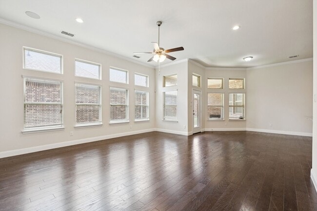 Building Photo - 913 Parkside Dr