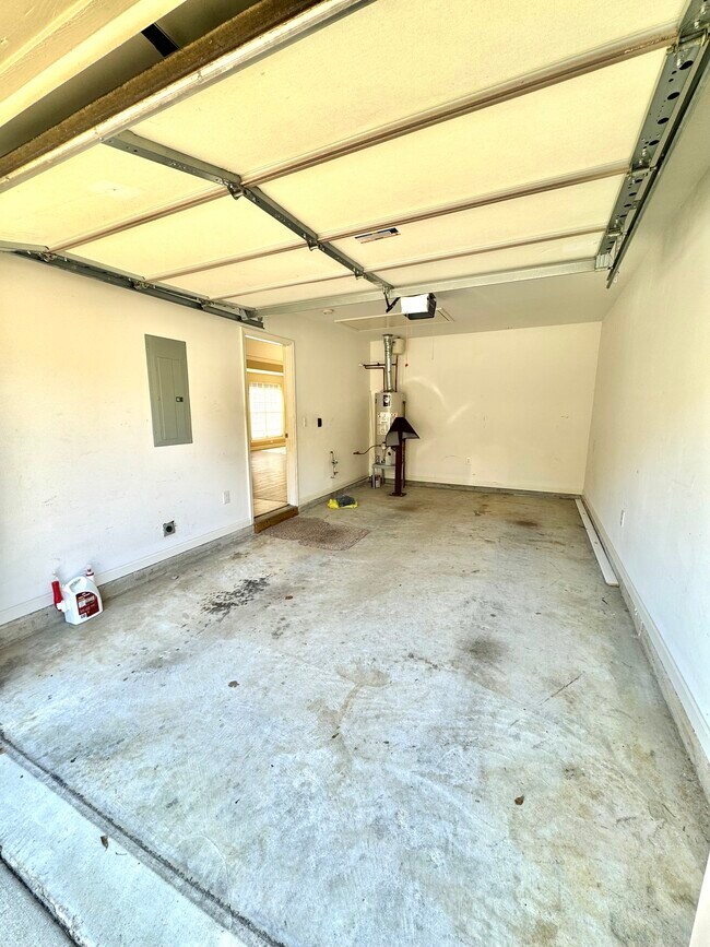 1 car garage - 2040 Willow Glenn Dr