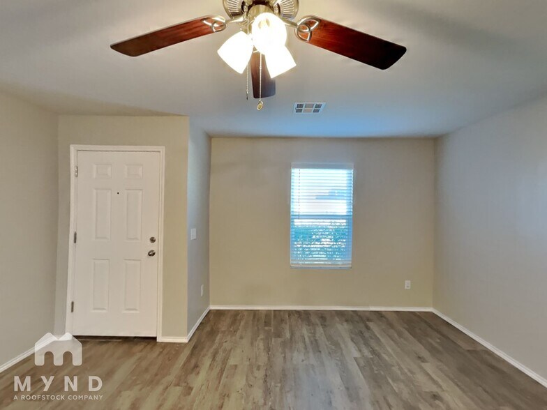 Building Photo - 726 W Lola Dr