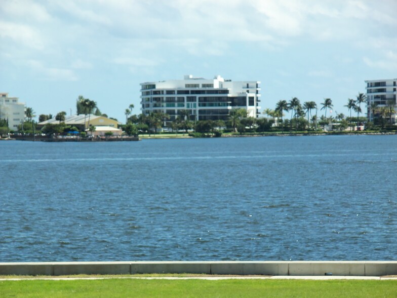 Building Photo - 230 S Lakeside Dr
