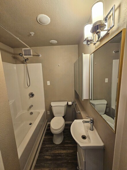 Bottom Level Bathroom - 1802 SE Cutter Ln