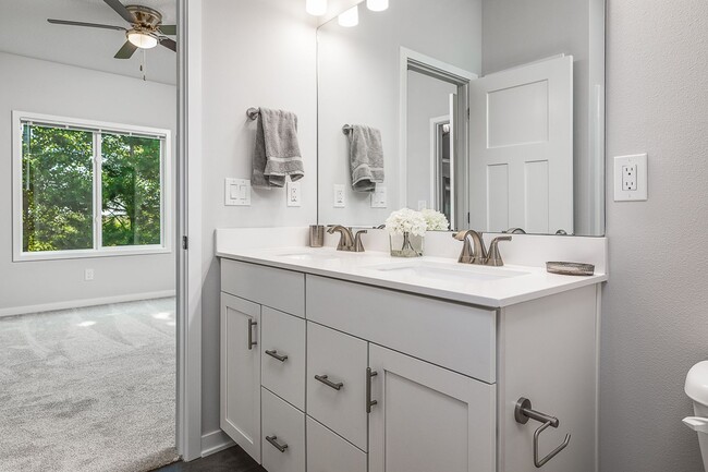 Building Photo - Great 3 Bedroom Single-Family Home in Urbandale