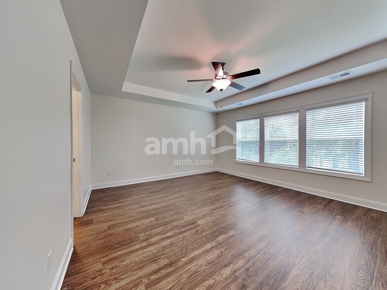 Building Photo - 100 Doral Blue Dr