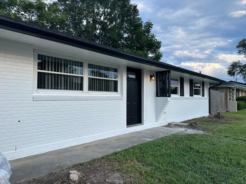 Building Photo - 1900 River Oaks Dr