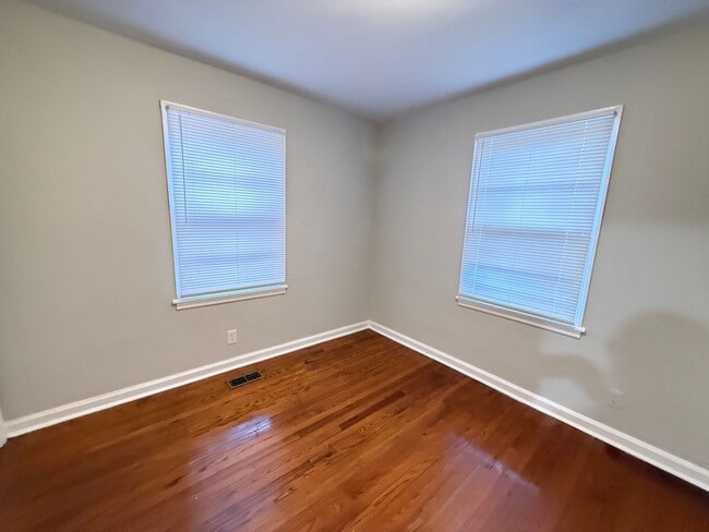 Building Photo - 2825 Amherst Rd