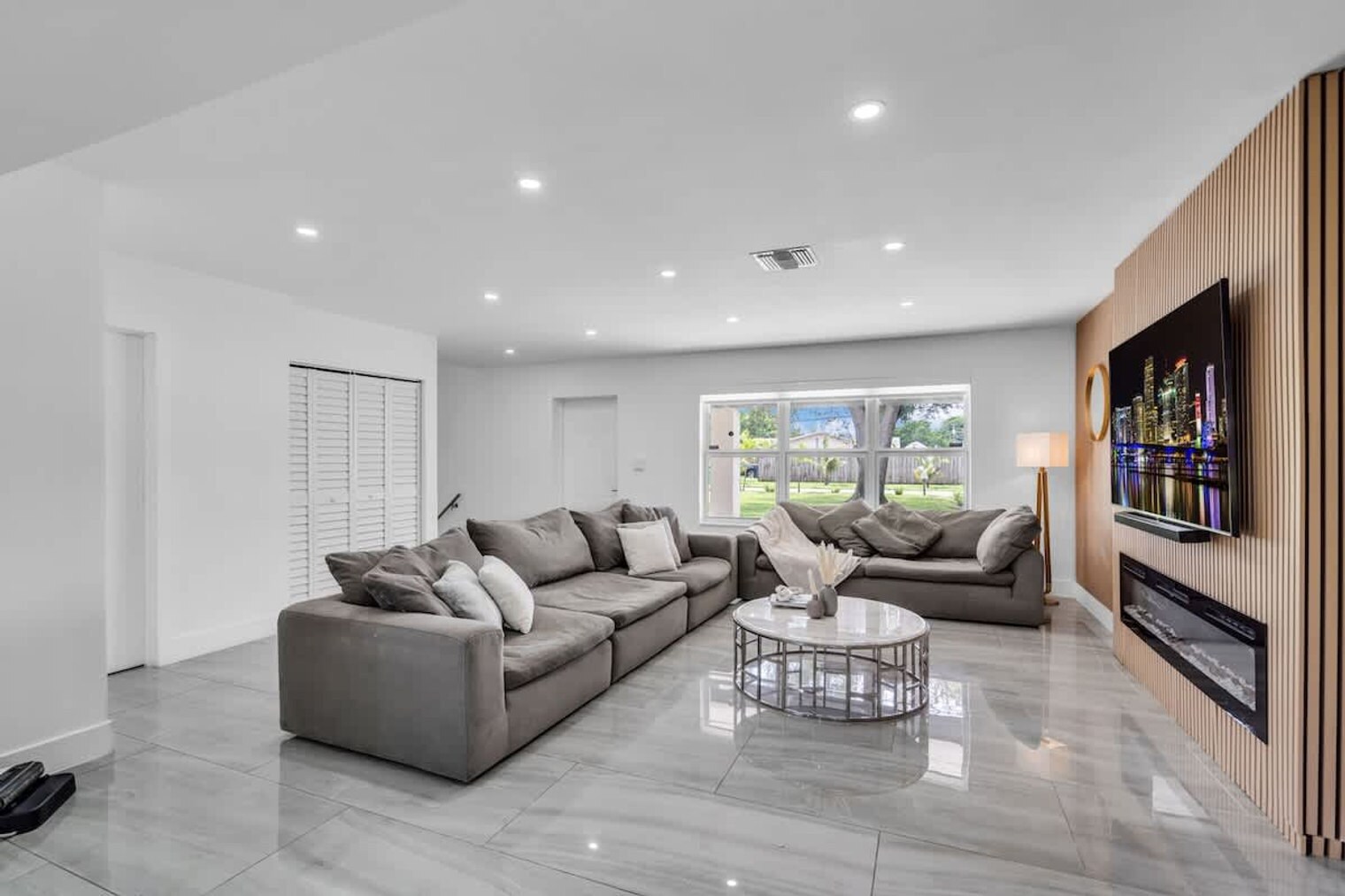 Building Photo - 1255 NE 199th St