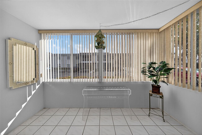 Building Photo - 6253 Bay Club Dr