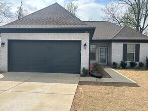 Building Photo - 401 Park St