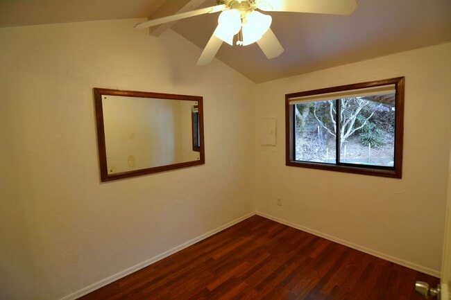 Building Photo - Shoreline 3 bedroom/1 bath