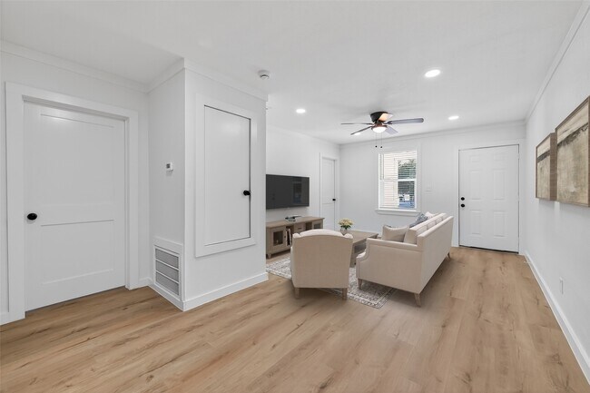 Building Photo - 2202 Hutchins St