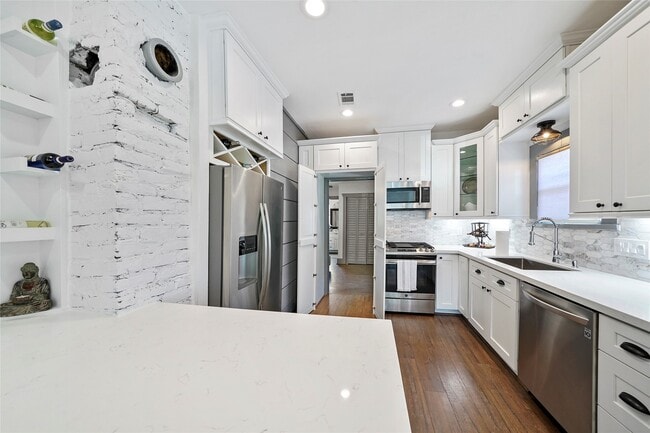 Building Photo - 325 N Sidney St