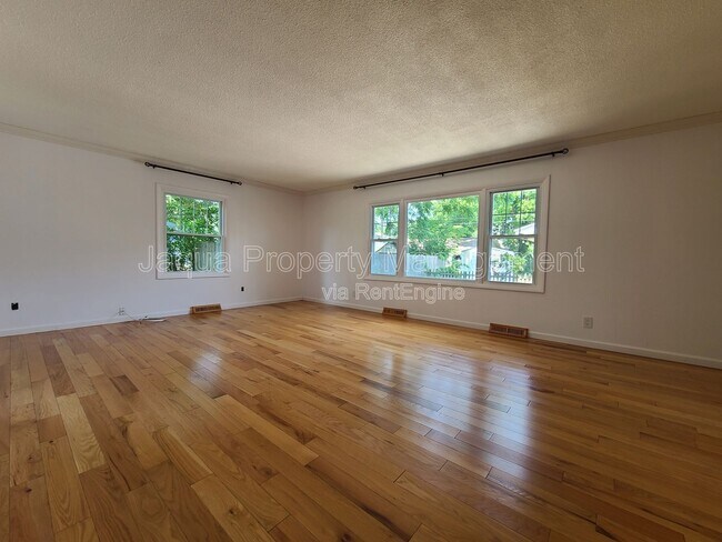 Building Photo - 547 Archer Ave