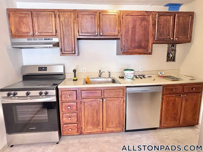 Building Photo - 245 Kelton St