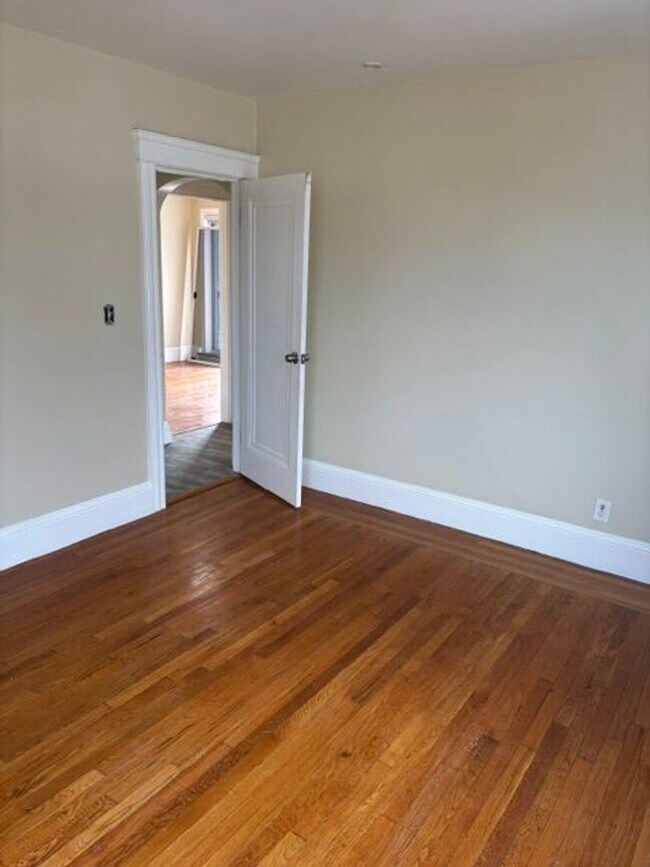 Building Photo - 121 Ledge St