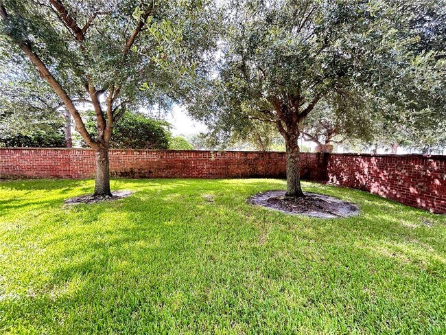 Building Photo - 2000 Traders Cove