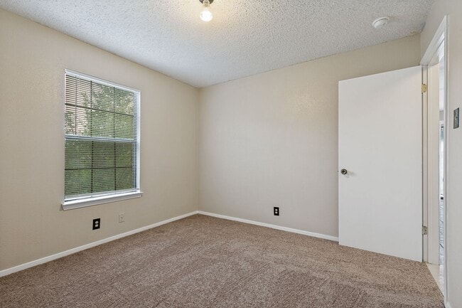 Building Photo - 6991 Sunset Village Dr