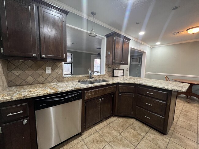 Building Photo - 628 Waterview Rd