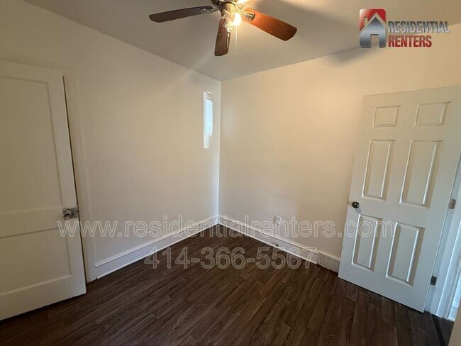 Building Photo - 5560 N 40th St