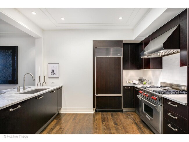 Building Photo - 159 E Walton Pl