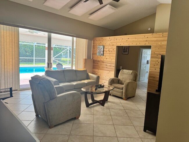 Building Photo - 2937 SE Cates Cir