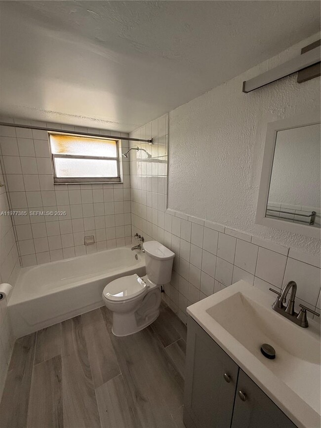 Building Photo - 1629 NW N River Dr