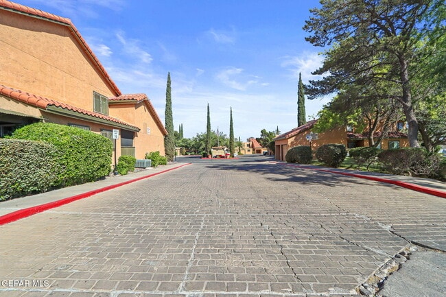 Building Photo - 1644 Lomaland Dr