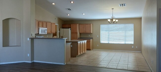 Building Photo - Warm, Inviting 3 Bed / 2 Bath Home in Surp...