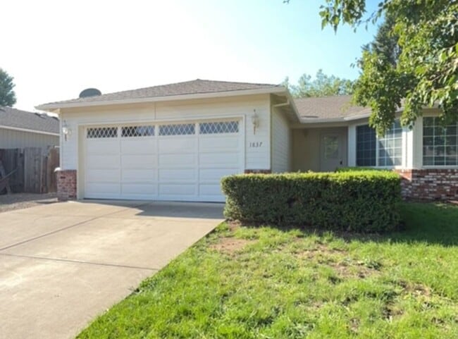 Building Photo - 3 Bedroom 2 bath house