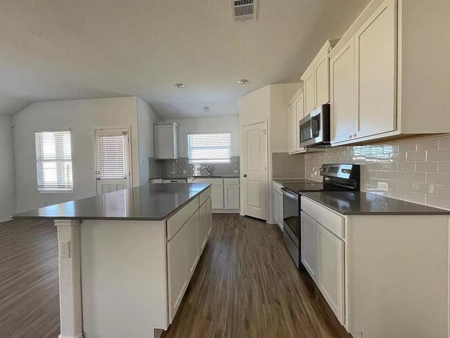 Building Photo - 104 Ulmus St