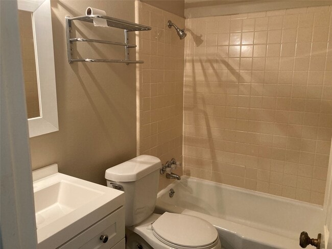 Building Photo - 9250 Rockhurst Dr
