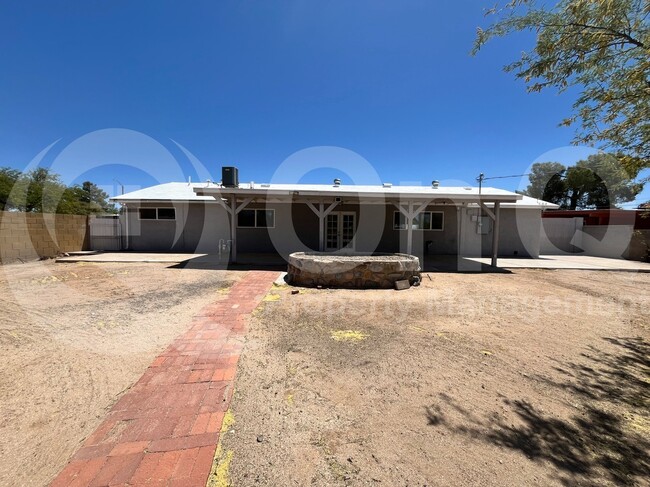 Building Photo - 826 S Sarnoff Dr