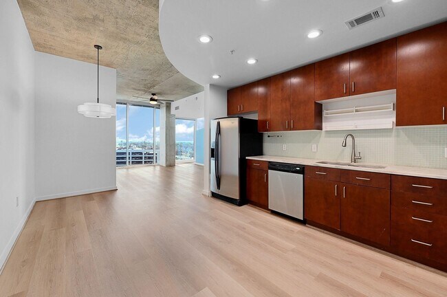 Building Photo - 5925 Almeda Rd
