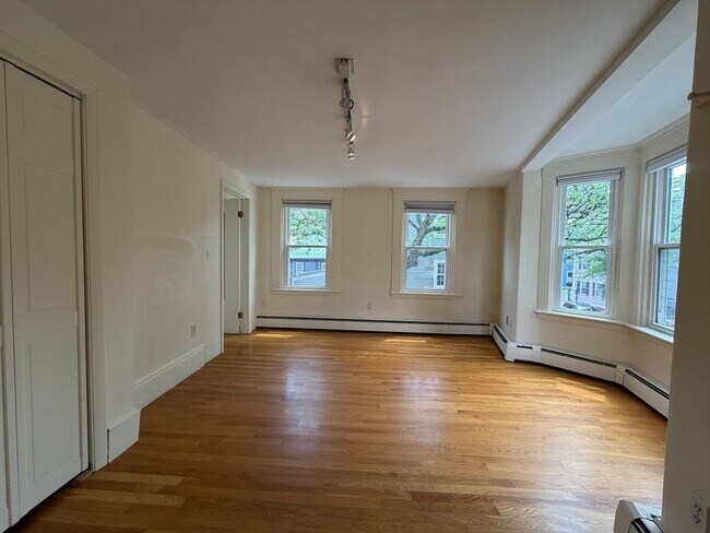 Building Photo - 18 Pleasant St