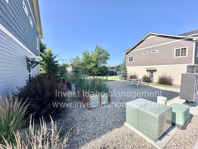 Building Photo - Stylish Townhome with Room to Relax & Ente...
