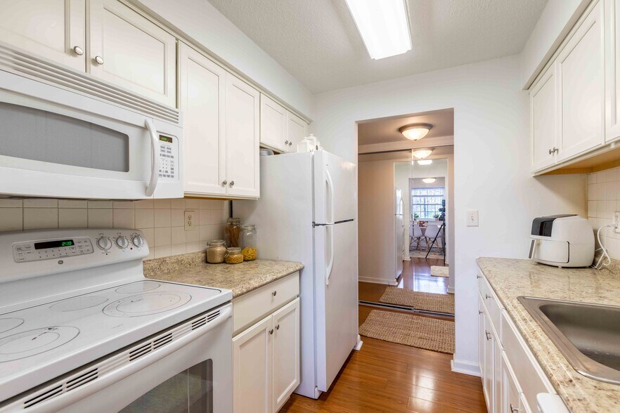 Building Photo - 3307 Valley Dr