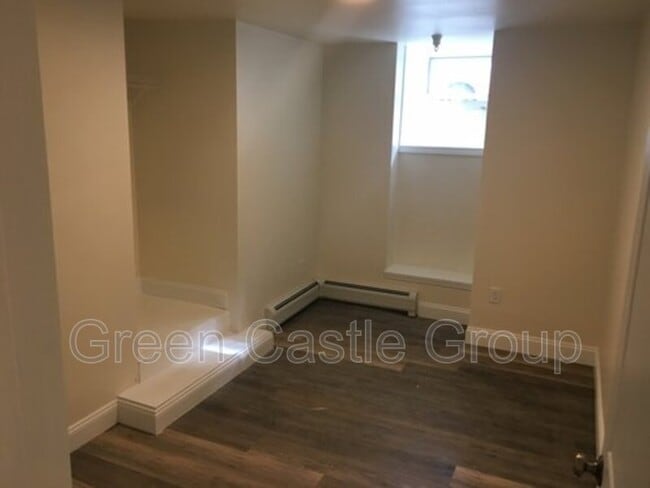 Building Photo - 323-325 College Street, Unit 10