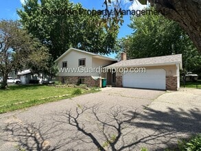 Building Photo - Crystal Single Family Home, Large Fenced Back Yard, 2 Car Garage, Dishwasher, Available Sept 1st