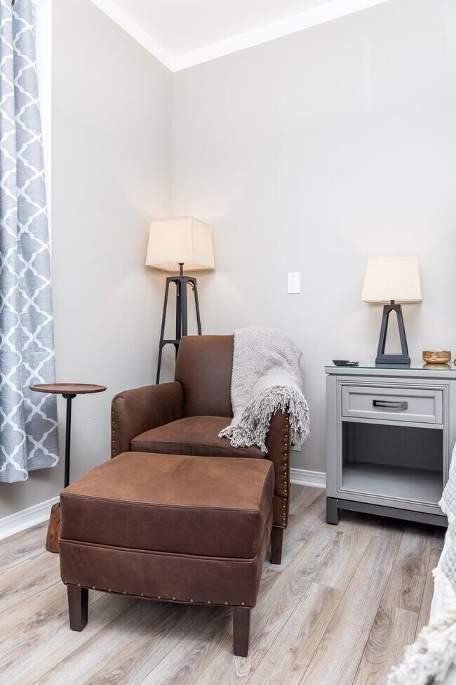 Building Photo - Fully Furnished Cottage by Yale