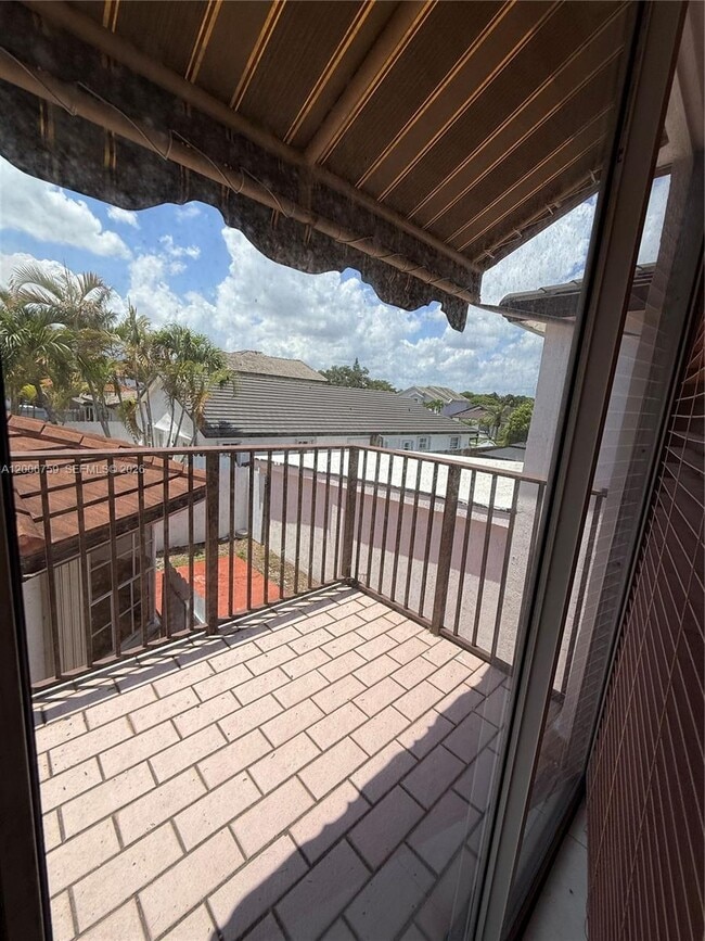 Building Photo - 9940 SW 146th Ct