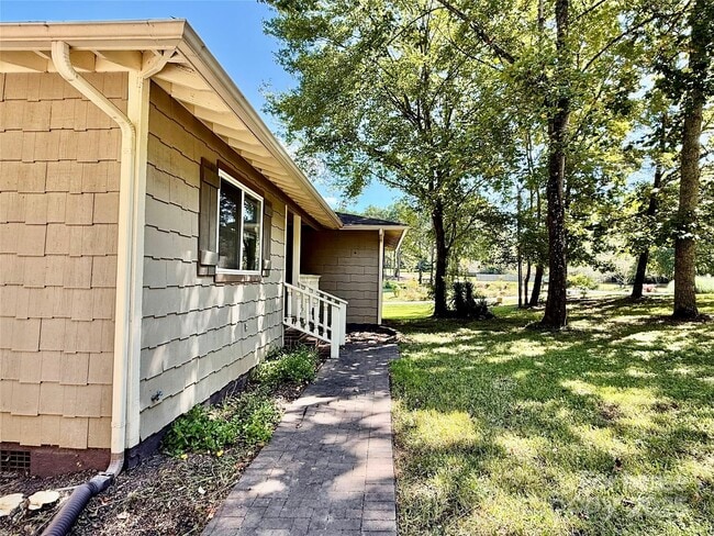 Building Photo - 120 Rustic Way Ln