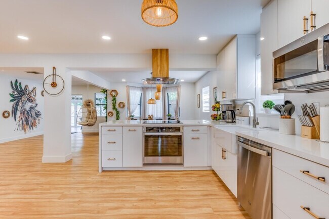 Building Photo - 1814 NW 14th Ave