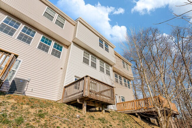 Building Photo - 243 Raven Run