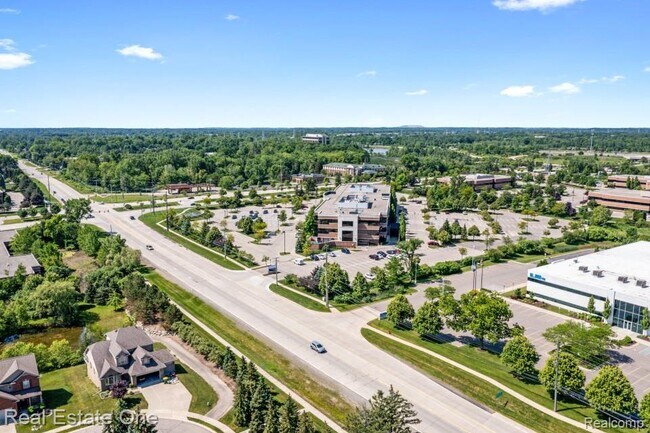 Building Photo - 39206 Silverthorne Bend