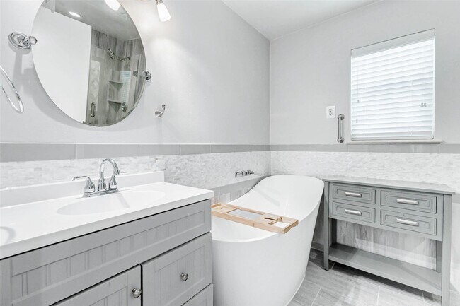 Building Photo - 22222 Greenbrook Dr