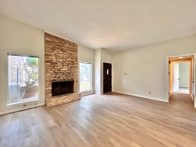 Building Photo - Bright and Spacious Single-Level Living in...