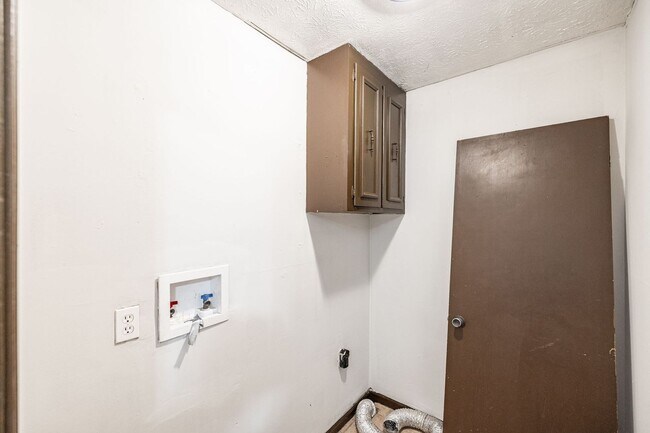 Building Photo - 127 B Susan Dr